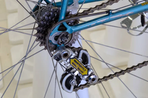 2012年11月23日 复古自行车组件坎帕诺罗 后变速器装备在意大利自行车 Masi 显示在一天自行车节 2012 — 图库照片