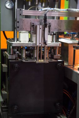 Plastik şişe şişirme makinesi