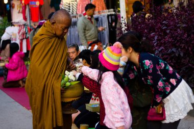 Chiang Khan, Tayland - 1 Ocak 2015: Kimliği belirsiz kişi teklifleri gıda rahipler