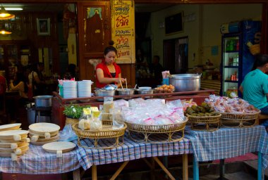 Chiang Khan, Tayland - 31 Aralık 2014: müşteriler üzerinde Chiang Han sokak Restoran yürüyüş için kahvaltı hazırlarken satıcı