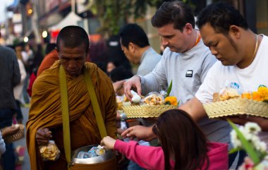 Chiang Khan, Tayland - 1 Ocak 2015: Kimliği belirsiz kişi teklifleri gıda rahipler
