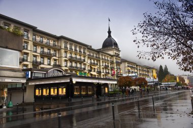 Interlaken dükkanında izle