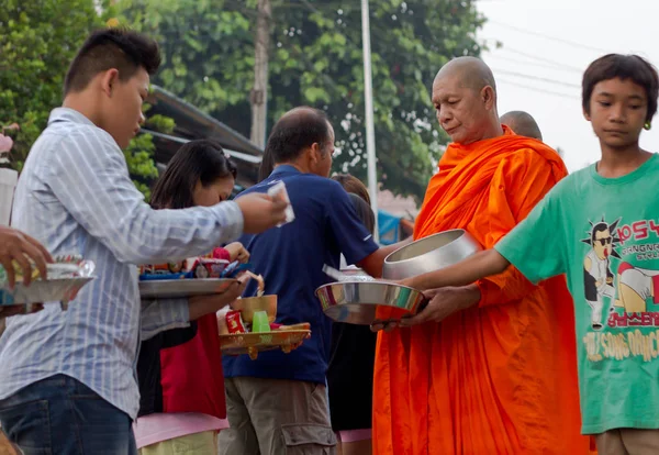 Mieszkańcy oferują jedzenie do mnichów — Zdjęcie stockowe