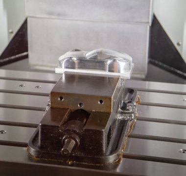 Cnc değirmen makinesi spor arabayı kesiyor