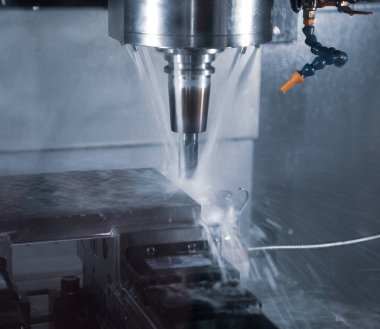 Cnc değirmen makinesi iş parçalarını kesiyor