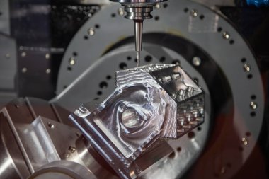 Cnc değirmen makinesi iş parçalarını kesiyor
