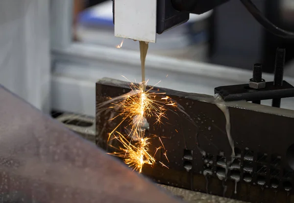 Elektriksel deşarj makinesi Edm iş parçalarını kesiyor