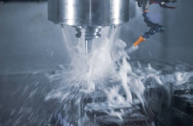Cnc değirmen makinesi iş parçalarını kesiyor