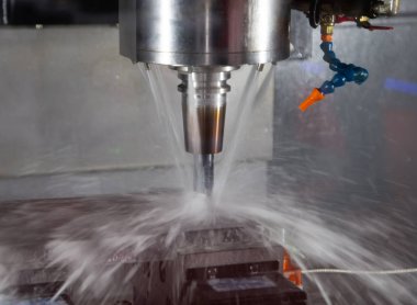 Cnc değirmen makinesi iş parçalarını kesiyor