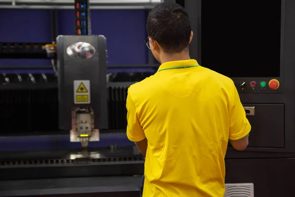 Trabajador operar máquina de corte por láser — Foto de Stock