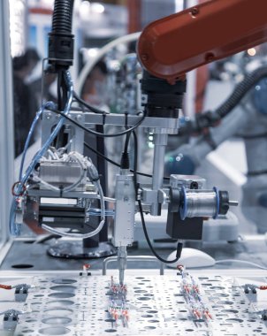 Gemide robot kaynak kablosu var.