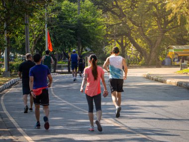 Bir grup insan parkta koşuyor