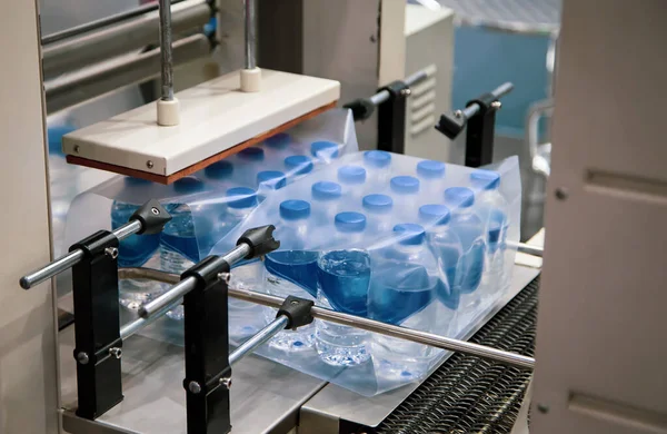 Bir şişe su için film paketleme makinesini küçült