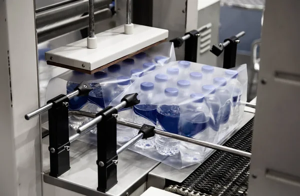 Bir şişe su için film paketleme makinesini küçült