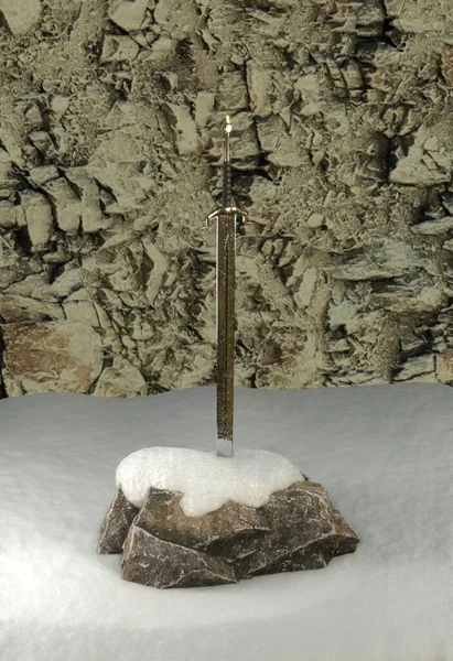 冬日里 一把巨剑插在石头上 3D渲染图像 — 图库照片