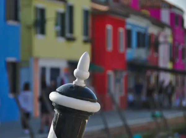 Burano, İtalya renkli evlerin önünde tahta demirleme kutup