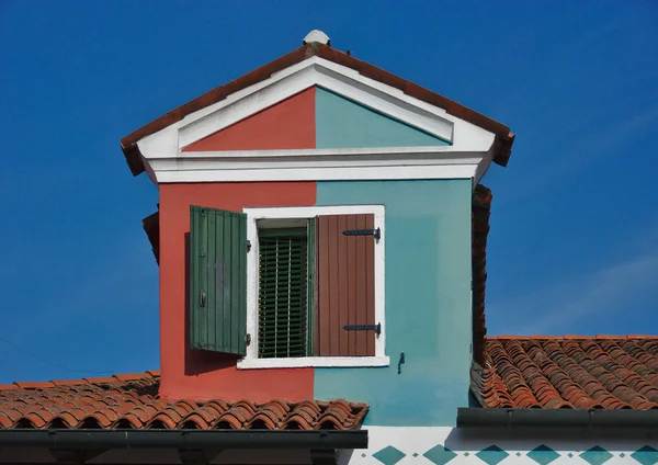 Çift renkli mansard çatı dormer Burano, İtalya