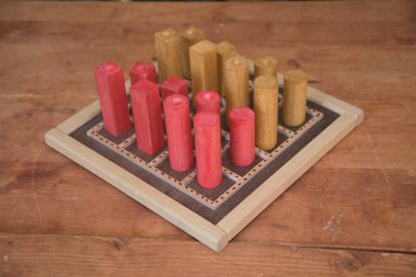 bir masada eski ortaçağ oyunu