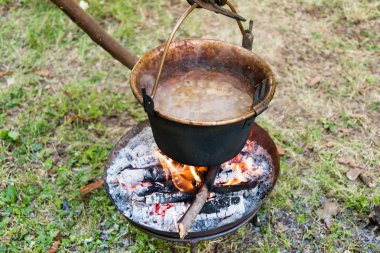 Orta çağ tarihi reena sırasında çorba ile yangın bakır pan
