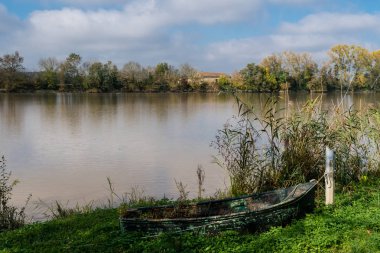 Dordogne Nehri Bordeaux yakınındaki bir su yolu üzerinde sonbahar günbatımı 