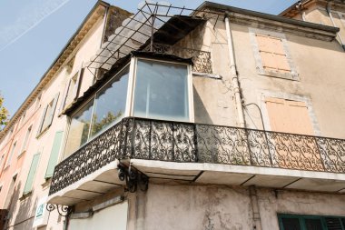Provence, Fransa eski ferforje balkon