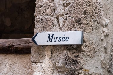 Fransızca yazılı Müze ile turist sinyali