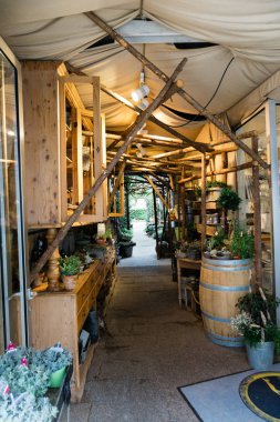 Vejle, Danimarka'da bir çiçekçi dükkanında çiçek düzenlemeleri