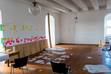 birçok uyarı mektupları ve bir odada duvara durmadan floo post it