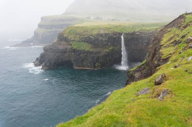 Faroe Adaları Vagar adada Gasadalur şelale