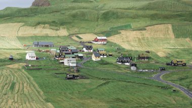 kayalıklardan yakınındaki faroe Vagar adada Gasadalur şelale