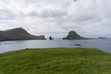 Tindholmur, Bour Vagar Island görünümünden Faroe Islads üzerinde