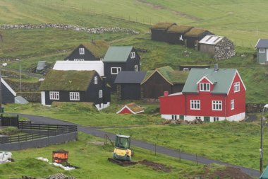 Faroe Adaları'çim ile tipik evler çatı