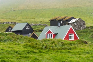 Faroe Adaları'çim ile tipik evler çatı