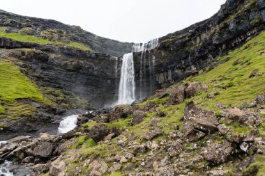 tepeler ve şelaleler Faroe Adaları