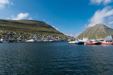 Klaksvik liman ve tekneler Faroe Adaları ile