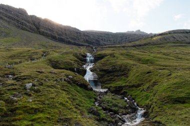 tepeler ve şelaleler Faroe Adaları