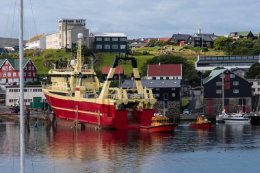 bağlantı noktası Torshavn Faroe Adaları için kırmızı bir geminin denize indirmek