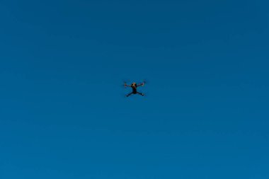 Drone mavi gökyüzünde uçar 