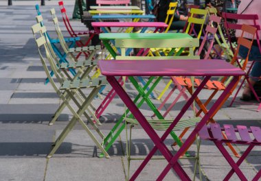 çok renkli masa ve sandalyeler Aarhus Danimarka sokakta