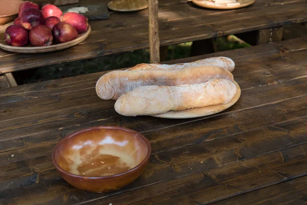 Stůl s středověku jídlo a zásoby — Stock fotografie