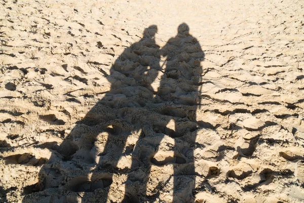 Sombras uman na Dune du Pilat perto de Bordeaux, na França — Fotografia de Stock