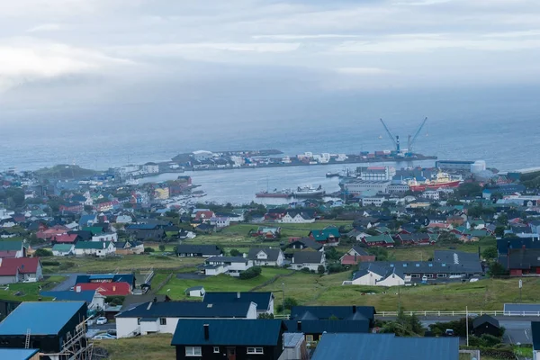 Utsikt över Torshavn stad och hamn i Färöarna — Stockfoto