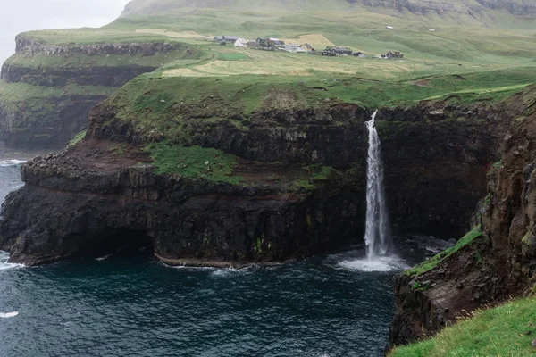 Cascata di Gasadalur nell'isola di Vagar sulle isole Faroe — Foto Stock