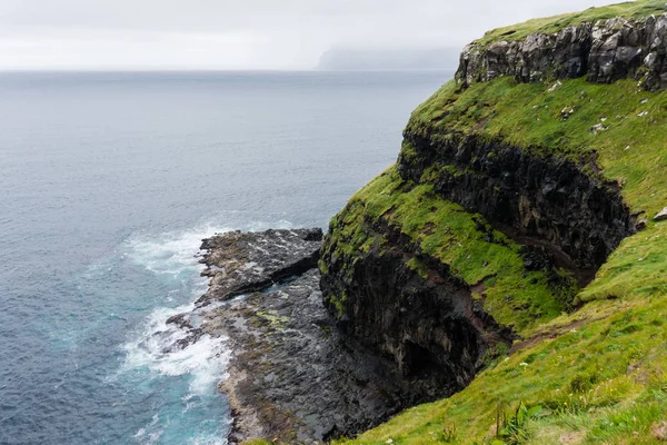 Falaises près de la cascade de Gasadalur dans l'île de Vagar sur le faroe — Photo