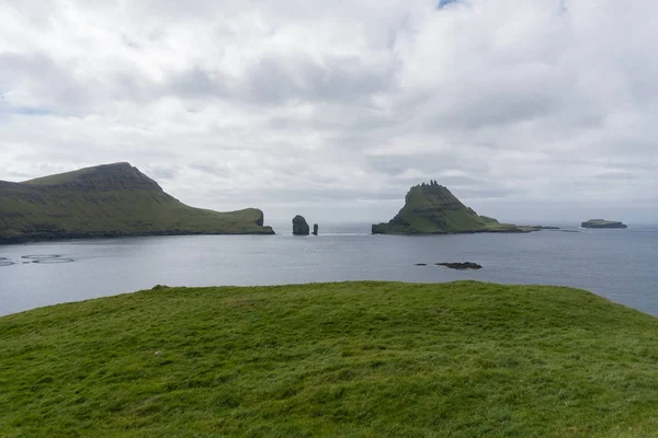 Tindholmur, pohled z Bouryho v ostrově Vágar na Faerské Islads — Stock fotografie