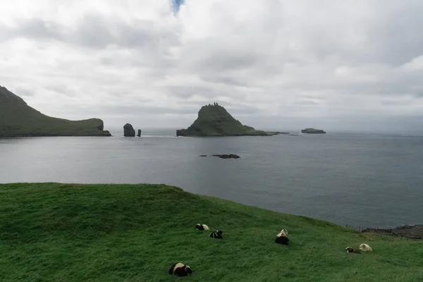 Tindholmur, utsikt från Bour i Vagar island på den Faroe Islads — Stockfoto