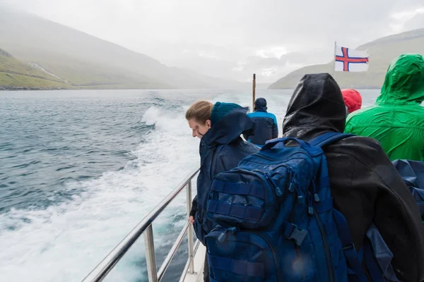 Personnes sur le ferry Mykines dans les îles Féroé — Photo