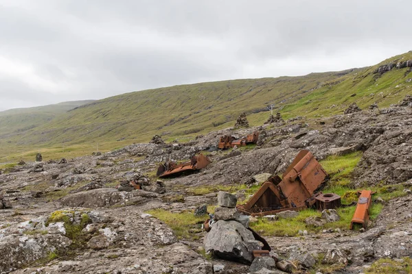 Parties métalliques rouillées, abandonnées par la route sur les îles Féroé — Photo