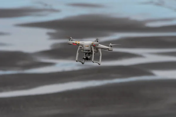 Drone flyger på en strand på Färöarna — Stockfoto