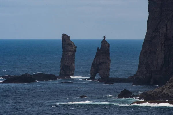 Risin et Kellingin, le géant et la sorcière, Eystruroy île, F — Photo